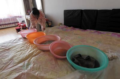 措美楼上漏水，住户失联，小区没物管，业主维权难！律师来支招……